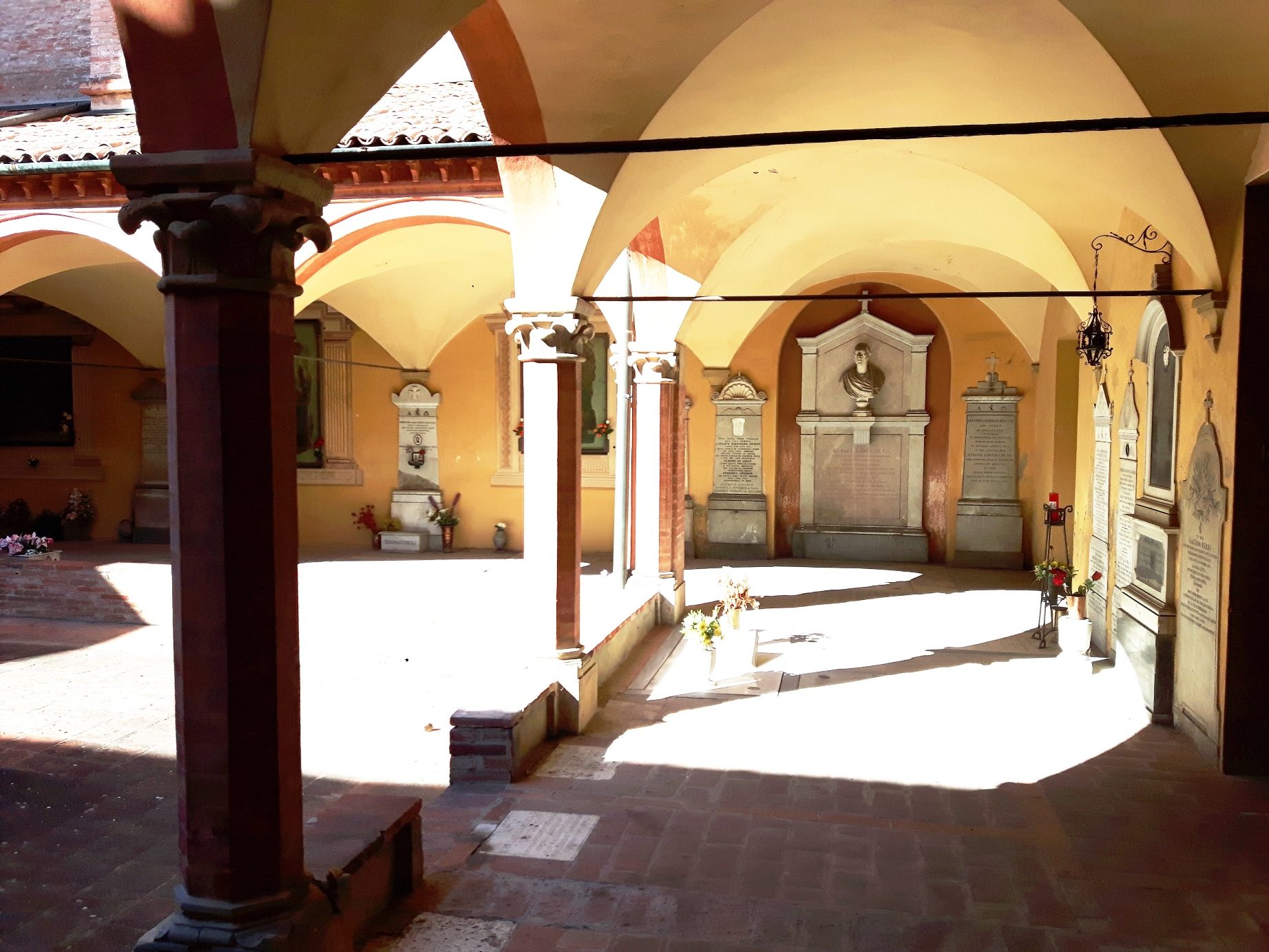 Giovan Battista Comelli's tomb, Bologna (1).jpg